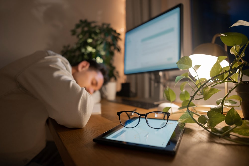 Dijital Yorgunluk Nedir? Ekran Karşısında Çalışanlar İçin Zihinsel Detoks Rehberi Blog Image